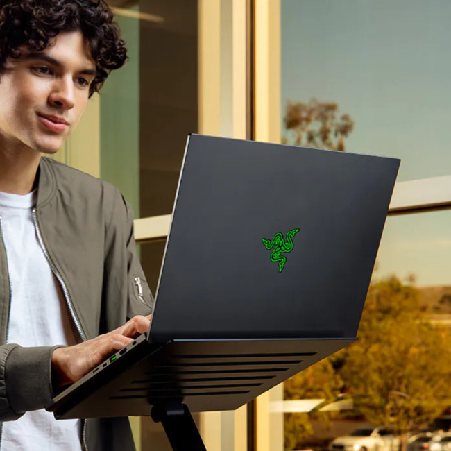 Razer Blade 14 RZ09-05306WS4-R3W1 (2025) AMD Ryzen AI 9 365 64GB RAM 2TB SSD RTX 5070 14" QHD+ 120Hz OLED Windows 11 Home Gaming Laptop