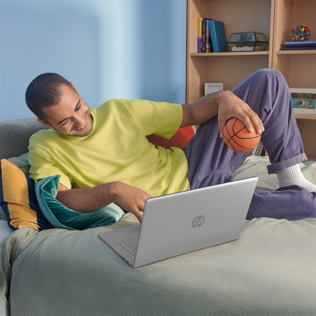 HP 17-cn0105na 8B2M1EA Intel Core i5-1135G7 8GB RAM 512GB SSD 17.3" Full HD Windows 11 Home Laptop