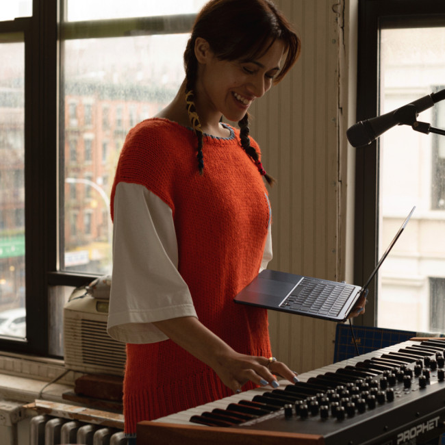 Apple MacBook Air M2 Octa-Core Chip 16GB RAM 256GB SSD 13" Liquird Retina IPS Display MacOS Sonoma Laptop - Starlight