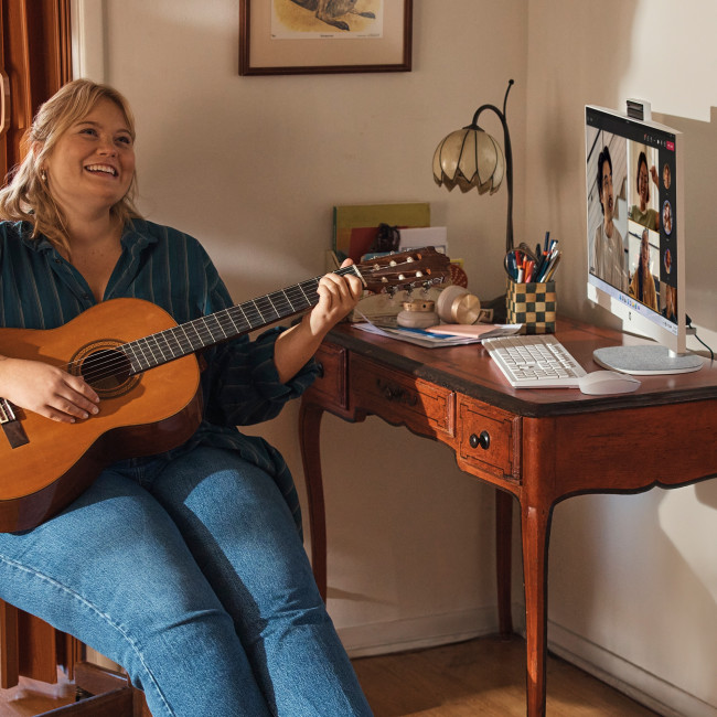 HP 27-cr0017na AMD Ryzen 3 7320U 8GB RAM 512GB SSD 27" Full HD Windows 11 Home All-in-One Desktop PC